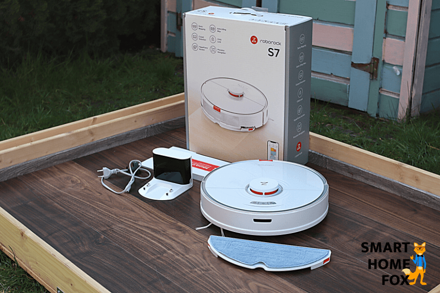 The entire delivery scope of Roborock S7 laying on the floor